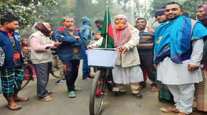 হজ করতে সাইকেলে রওনা হলেন আইয়ুব আলী