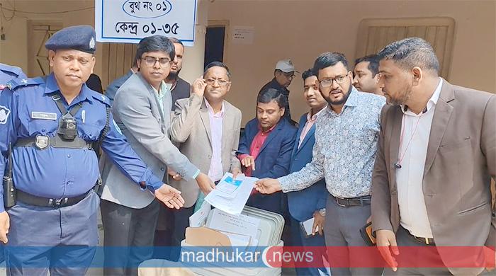 গোবিন্দগঞ্জে নির্বাচনী সরঞ্জাম পৌছে গেছে ভোট কেন্দ্রে কেন্দ্রে