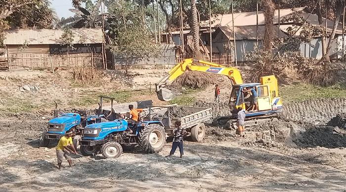  সাদুল্লাপুরে ট্রাক্টরের দখলে রাস্তাঘাট