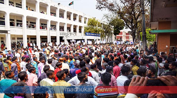 জরিমানা-ভাঙচুর বন্ধের দাবিতে গাইবান্ধায় ইটভাটা মালিক-শ্রমিকদের বিক্ষোভ