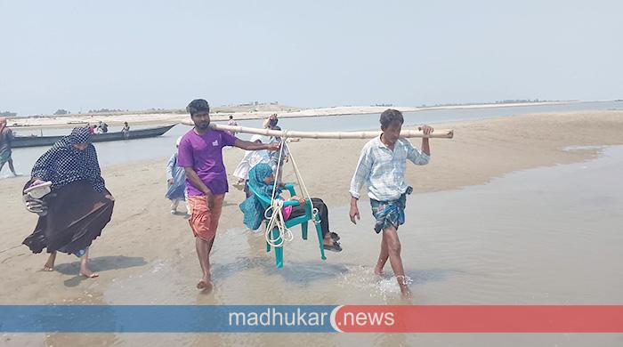 অসুস্থ শিশুকে কাঁধে নিয়ে এভাবেই পথ পাড়ি দেন স্বজনরা