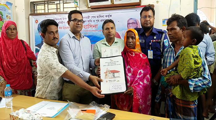 ফুলছড়িতে মাথা গোঁজার ঠাঁই পেল আরও ৫৮ পরিবার ফুলছড়িতে মাথা গোঁজার ঠাঁই পেল আরও ৫৮ পরিবার