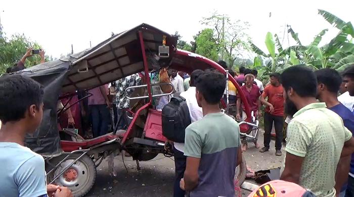 গাইবান্ধায় বাসের ধাক্কায় অটোচালক নিহত, আহত ২