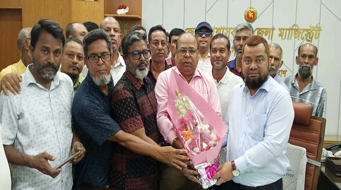 গাইবান্ধা জেলা ক্রীড়া সংস্থার এডহক কমিটির সভাপতি ও সদস্যকে ফুলেল শুভেচ্ছা