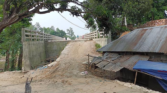 সংযোগ সড়কের অভাবে অকার্যকর ৭ কোটি টাকার সেতু