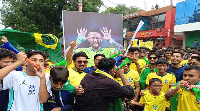 নেইমারের প্রতিকৃতি নিয়ে দিনাজপুরে ব্রাজিল সমর্থকদের আনন্দ র‍্যালি