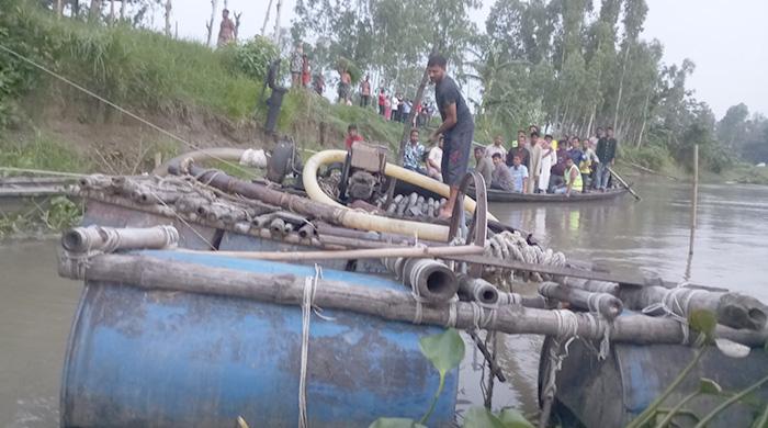 গোবিন্দগঞ্জের এমপির সাথে গিয়ে বাঙালি নদীর বালু তোলা ৫টি ড্রেজার ধ্বংস করলো প্রশাসন 