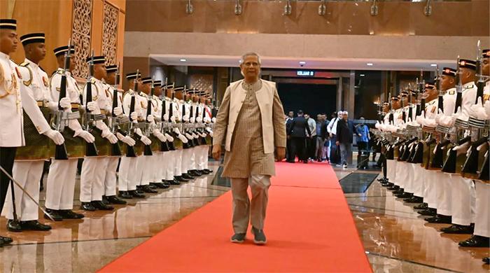 তিন দিনের সফরে মালয়েশিয়ায় প্রধান উপদেষ্টা