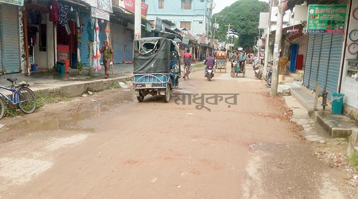 সুন্দরগঞ্জে সড়কের খানা-খন্দে দুর্ভোগ