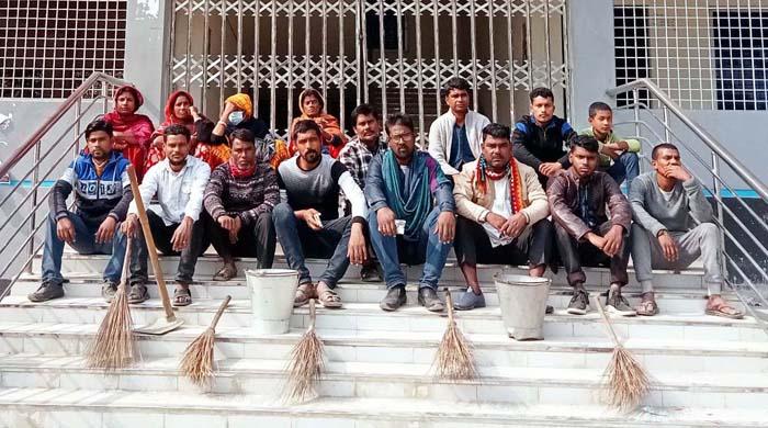 ফুলছড়িতে ঝাড়ু হাতে হরিজন সম্প্রদায়ের ঘন্টাব্যাপী অবস্থান কর্মসূচি পালন