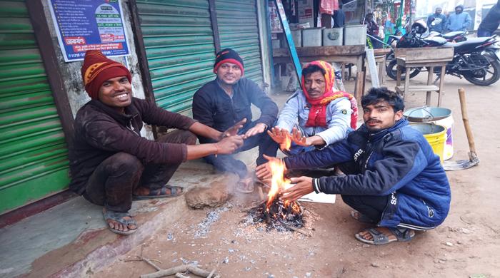 ১০ ডিগ্রি সেলসিয়াসে বিপর্যস্ত দিনাজপুরের জনজীবন