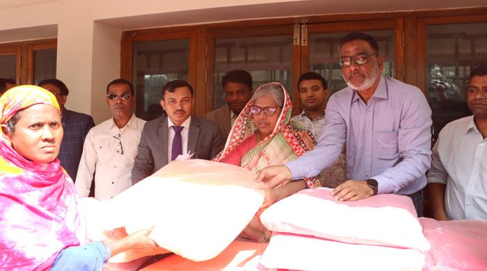 গাইবান্ধায় শীতার্তের মাঝে কম্বল বিতারণ করেন হুইপ