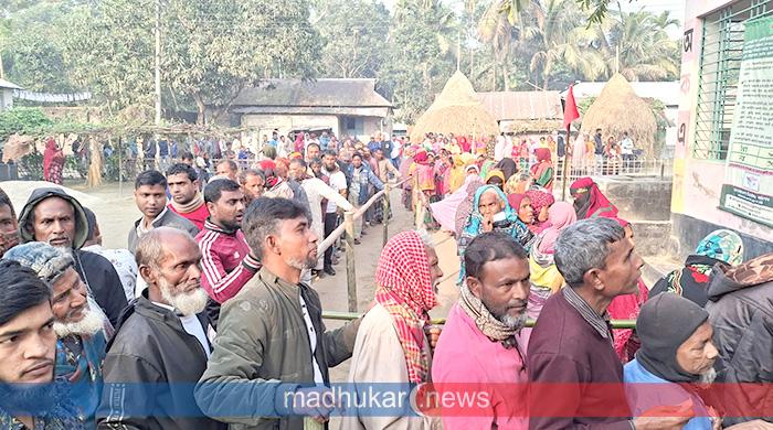 গাইবান্ধায় ৬৭৫ ভোটকেন্দ্রে চলছে ভোটগ্রহণ 