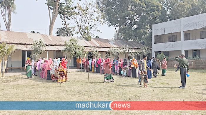 ফুলছড়িতেও শান্তিপূর্ণ পরিবেশে ভোট গ্রহণ চলছে