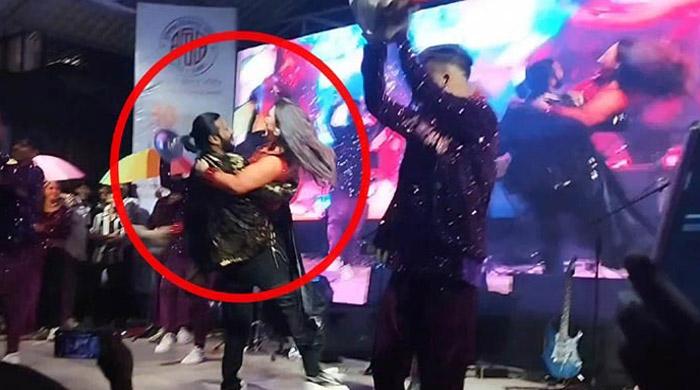 অপু বিশ্বাসকে কোলে নিতে গিয়ে উল্টে পড়লেন নিরব!