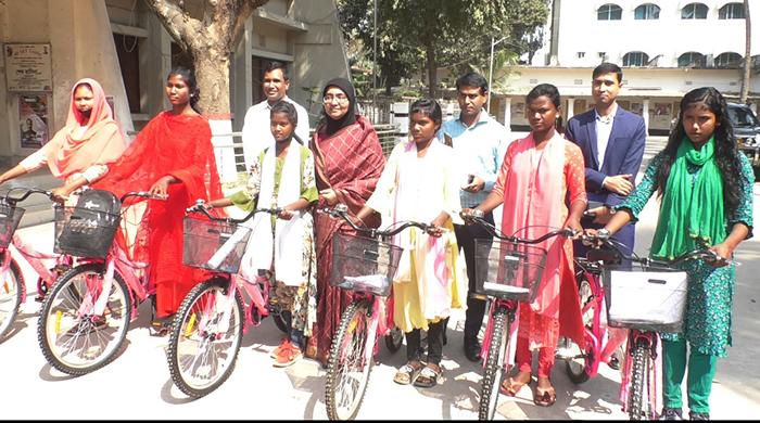 গোবিন্দগঞ্জে ক্ষুদ্র নৃ-গোষ্ঠীর শিক্ষার্থীরা পেল শিক্ষাবৃত্তি ও বাইসাইকেল 