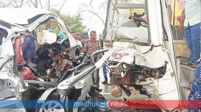 বাগেরহাটে বাস-মাইক্রোবাস সংঘর্ষ, নিহত ১২