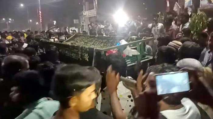 সড়কে লাশ রেখে বিক্ষোভ, পাল্টাপাল্টি ধাওয়ায় তিন পুলিশসহ আহত ১০