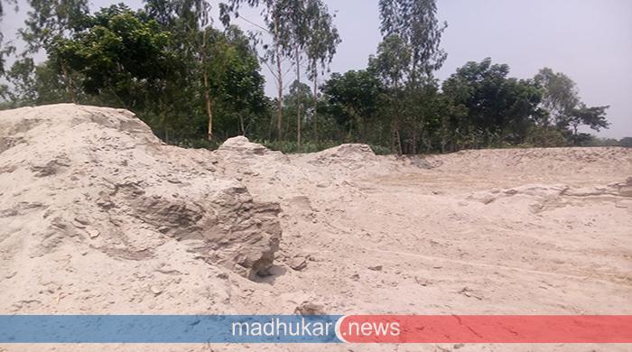 সুন্দরগঞ্জে জব্দকৃত বালু নিলামের আগেই হরিলুট