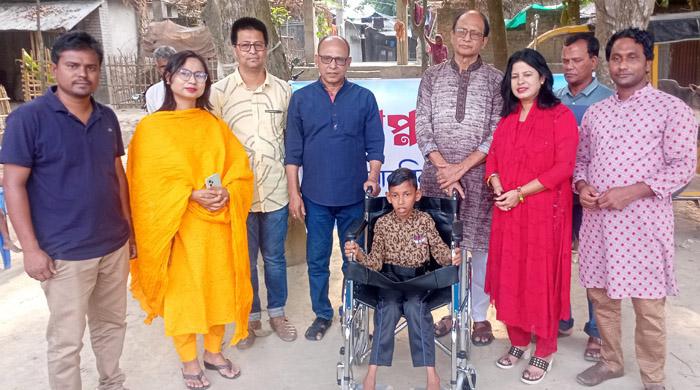 শারীরিক প্রতিবন্ধী সজিব পেল হুইল চেয়ার
