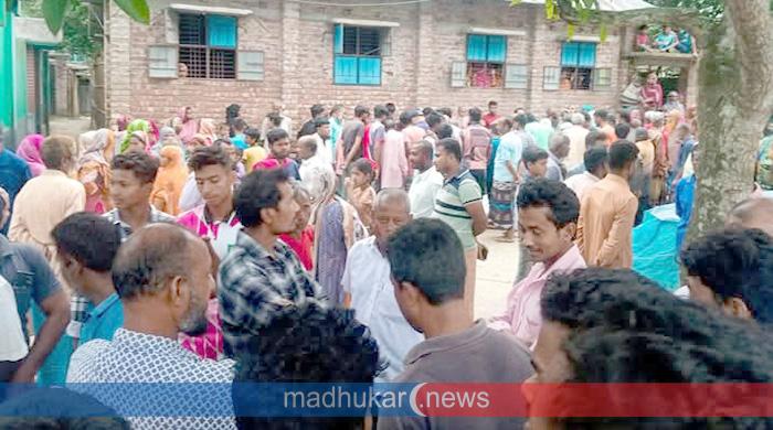চিরিরবন্দরে ছেলের হাতে বাবা ও সৎ ভাই খুন, অপর ভাই আহত 