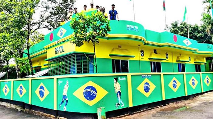 দেড় লাখ টাকা খরচ করে নিজের বাড়িকে বানালেন ব্রাজিল বাড়ি
