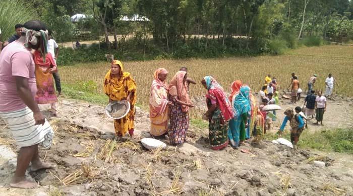 সৈয়দপুরে বিভিন্ন জনের মাটি কাটার টাকা ঢুকছে ইউপি মেম্বারের পকেটে সৈয়দপুরে বিভিন্ন জনের মাটি কাটার টাকা ঢুকছে ইউপি মেম্বারের পকেটে