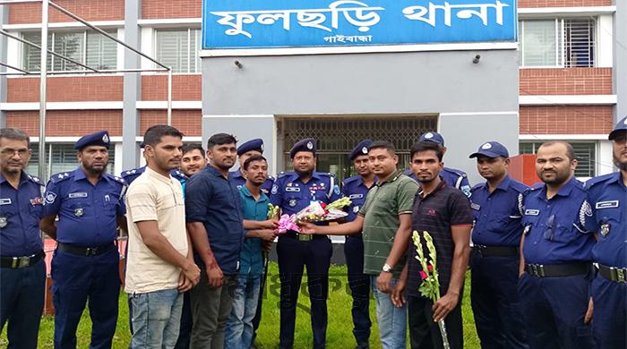 কাজে ফেরায় ফুলছড়ি থানা পুলিশকে ফুলেল শুভেচ্ছা জানালো শিক্ষার্থীরা
