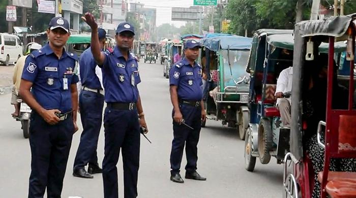 নতুন প্রত্যয়ে মাঠে নামলো নওগাঁর পুলিশ সদস্যরা