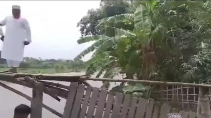 ভেঙ্গে পড়লো জরাজীর্ণ কাঠের সেতু অল্পের জন্যে রক্ষা পেলেন এমপি