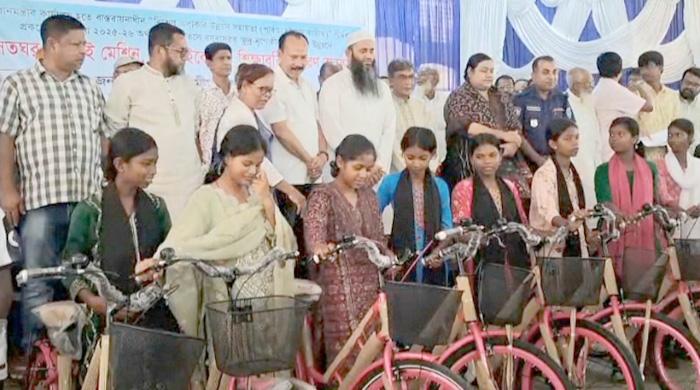 ক্ষুদ্র নৃ-গোষ্ঠীর জীবনমান উন্নয়নে বিভিন্ন উপকরণসহ শিক্ষাবৃত্তির চেক বিতরণ