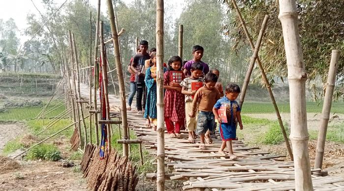 নদীবন্দি দেড়শ পরিবার, নেই রাস্তা-ব্রিজ