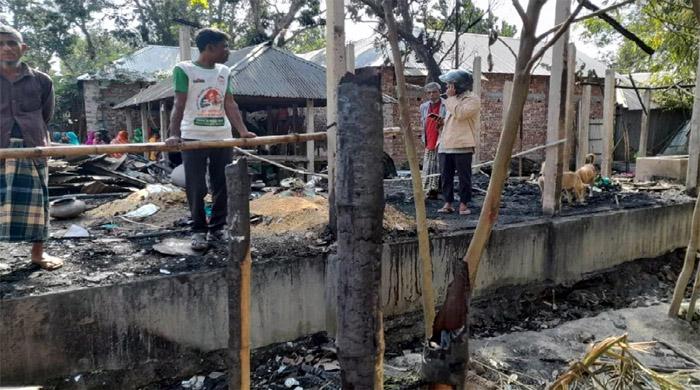  গোবিন্দগঞ্জের আগুনে পুড়ে ছাই ৯ পরিবারের গবাদি পশুসহ ঘরবাড়ি 
