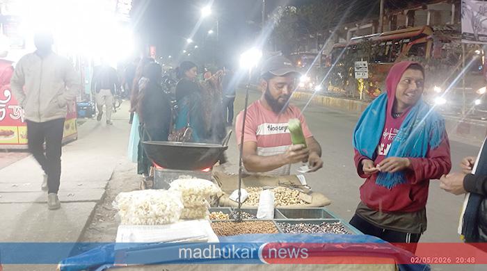 চুলার উষ্ণতায় মুখরোচক বাদাম ও শিমের বীজ আবুল কাশেমের অদ্ভুত স্বাদ টানে গ্রাহক