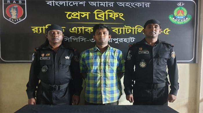 নওগাঁয় ২৩৪বোতল ফেন্সিডিলসহ যুবক আটক