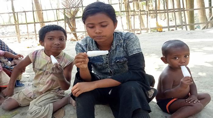 গাইবান্ধায় গরমে শিশুরা ঝুঁকেছে আইসক্রিমে