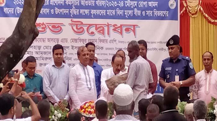পার্বতীপুর কৃষকদের মাঝে বিনামূল্যে সার-বীজ বিতরণ