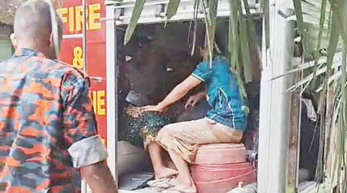 পর্তুগালের পতাকা টাঙ্গাতে গিয়ে গাছে অজ্ঞান যুবক, পরে উদ্ধার