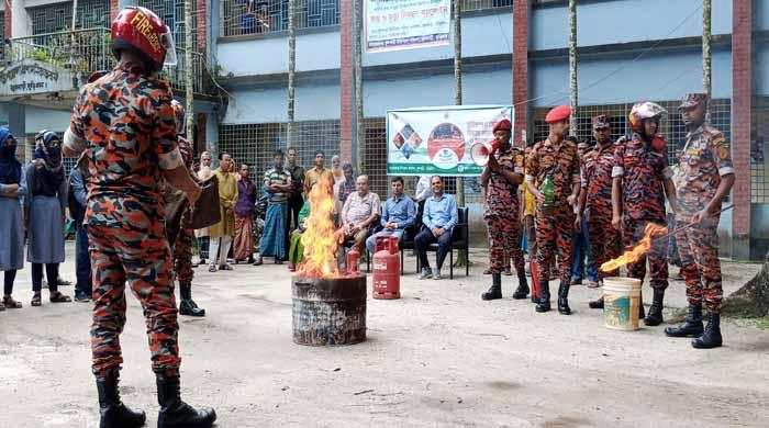 ফুলবাড়ীতে অগ্নিকাণ্ড বিষয়ক মহড়া ও আলোচনা সভা অনুষ্ঠিত