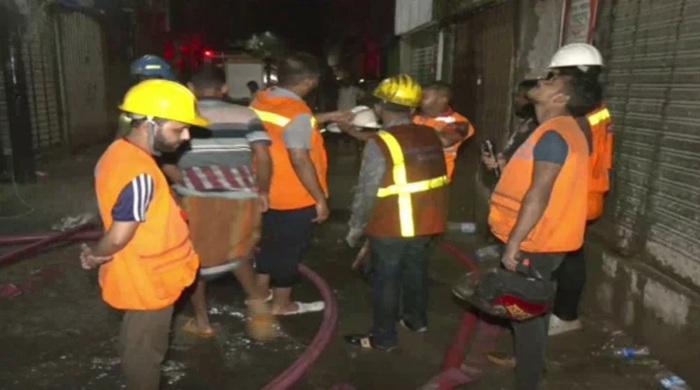 ৯ ঘণ্টা পর চকবাজারের আগুন নিয়ন্ত্রণে, শতকোটি টাকা ক্ষতির দাবি