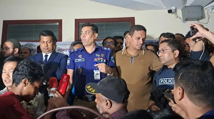 অবরুদ্ধ চুয়েট ভিসিকে উদ্ধার করল পুলিশ অবরুদ্ধ চুয়েট ভিসিকে উদ্ধার করল পুলিশ