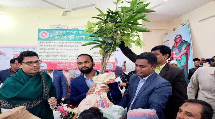 সিংড়ায় ২০০ কৃষকের মাঝে কৃষি উপকরণ বিতরণ