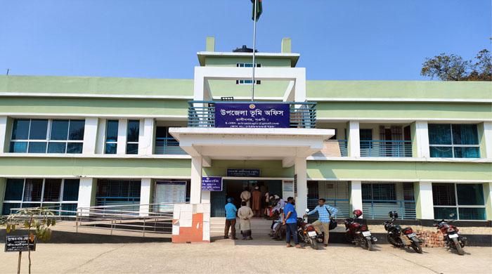 দালাল ছাড়া কাজ হয় না রাণীনগর ভূমি অফিসে