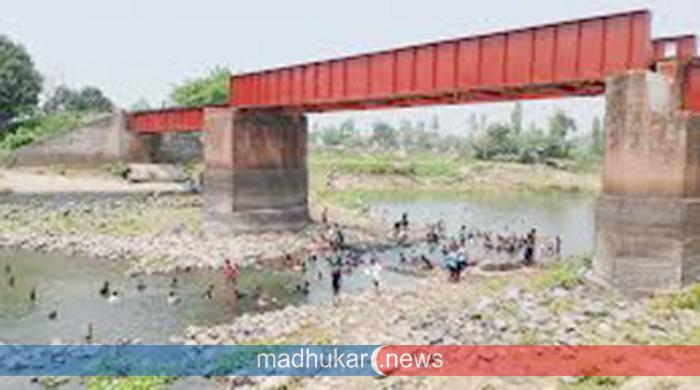 ঘাঘট নদীতে গোসল করতে নেমে নিখোঁজ এক শিক্ষার্থী উদ্ধারে কাজ করছে ডুবুরিদল