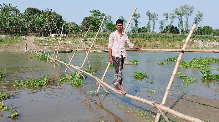 পলাশবাড়ীতে ৫ গ্রামের মানুষের একমাত্র ভরসা বাঁশের সাঁকো