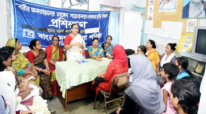 দিনাজপুরে নারীর ক্ষমতায়নের লক্ষ্যে সচেতনতা ও দক্ষতা বৃদ্ধি বিষয়ক প্রশিক্ষন 