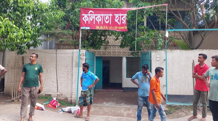 গোবিন্দগঞ্জে অনুমোদনহীন কলিকাতা হারবাল চিকিৎসা প্রতিষ্ঠানে ওষুধ প্রশাসনের অভিযান