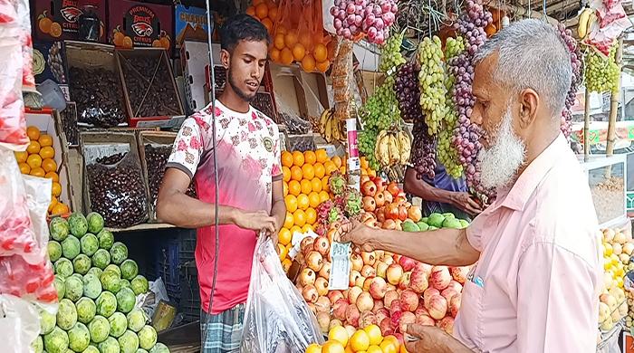 মৌ মৌ গন্ধে গোবিন্দগঞ্জের ফলের বাজার