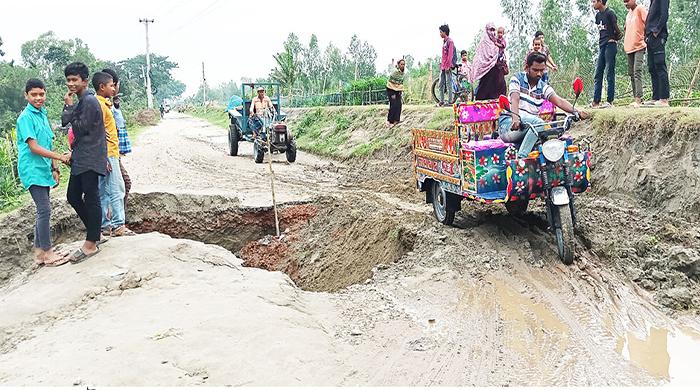 সাঘাটা-জুমারবাড়ী সংকুচিত সড়কে পথচারীদের দুর্ভোগ