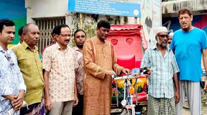 গোবিন্দগঞ্জে চুরির শিকার অসহায় রিক্সাচালক পেলেন নতুন রিক্সা 